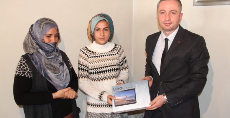 Okula kazandırılan Ezel, hem okuyacak hem de aile ekonomisine katkı sağlayacak