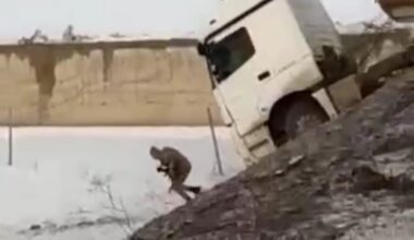 Ağrı’da bir asker devrilen yakıt tankerinin altında kalmaktan son anda kurtuldu