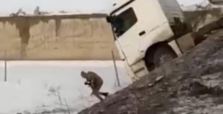 Ağrı’da bir asker devrilen yakıt tankerinin altında kalmaktan son anda kurtuldu