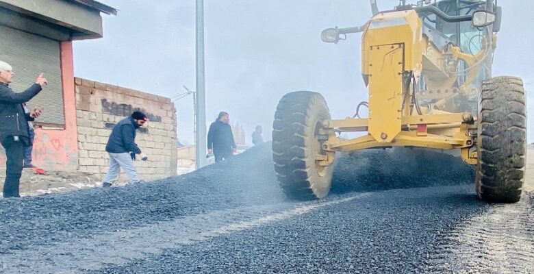 Ağrı’da bozulan yollar onarılıyor