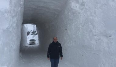Yolu kapanan köye, kardan tünelle ulaşım sağlanıyor