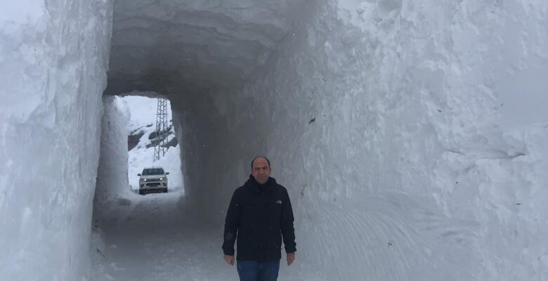 Yolu kapanan köye, kardan tünelle ulaşım sağlanıyor
