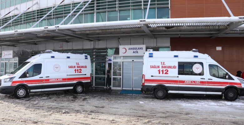 Ağrı’da devrilen yolcu otobüsünde can pazarı