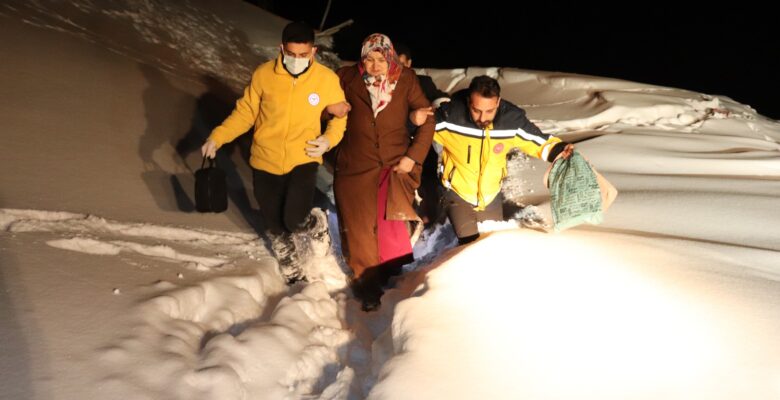 Yolu kapanan köyde mahsur kalan hastayı, ekipler kurtardı
