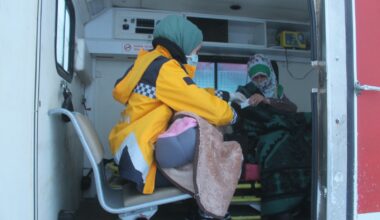 Ağrı’da hastalanan anne ve 2 aylık bebeği, uzun uğraşlar sonucu hastaneye ulaştırıldı