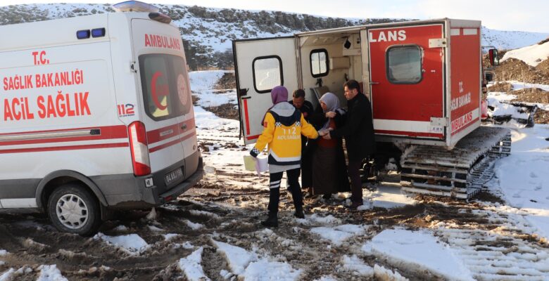 112 acil sağlık ekiplerinin karla mücadelesi sürüyor