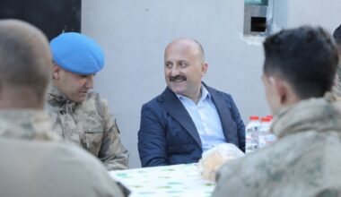 Vali Varol, Ağrı Dağı eteklerinde görev yapan askerlerle iftar yaptı