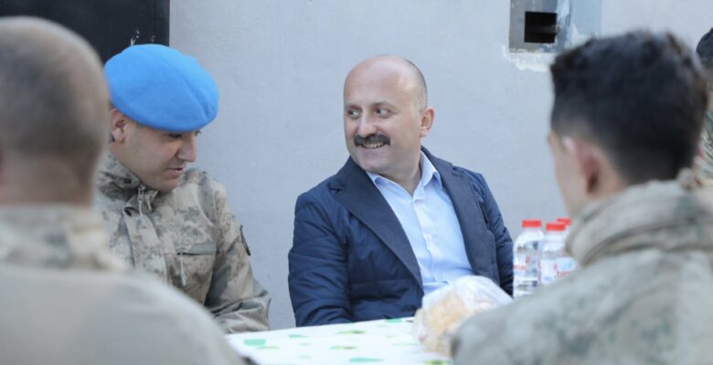 Vali Varol, Ağrı Dağı eteklerinde görev yapan askerlerle iftar yaptı