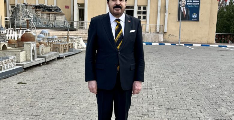 Ağrı Belediyesine Trabzonspor ve Türk bayrakları asıldı