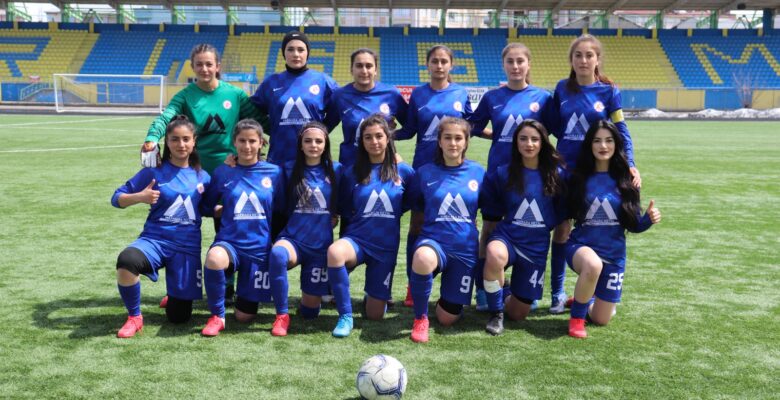Erken yaşta gelinlik yerine forma giyen kızlar yeşil sahaların tozunu alıyor