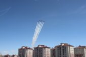 Türk Yıldızları Ağrı’da “ay yıldızlı” gösteri uçuşu yaptı