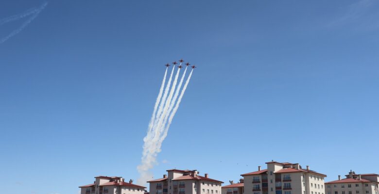 Türk Yıldızları Ağrı’da “ay yıldızlı” gösteri uçuşu yaptı