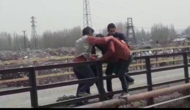 Debisi yükselen derede mahsur kalan 3 kişi kurtarıldı