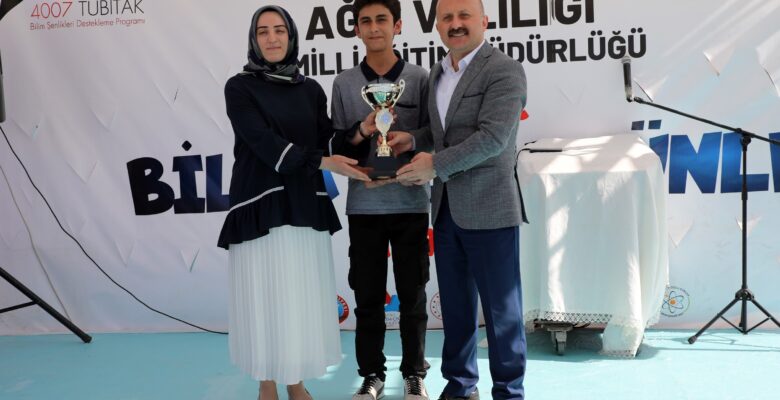 Ağrı’da yazılım ve kodlama yarışmasında dereceye giren öğrencilere ödülleri verildi