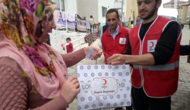 Kızılay Ağrı’da bin 300 aileye bayram şekeri dağıttı