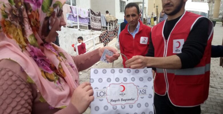 Kızılay Ağrı’da bin 300 aileye bayram şekeri dağıttı