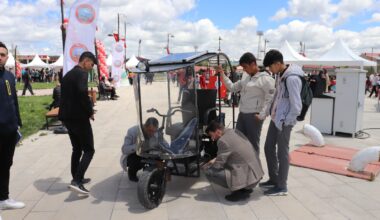 Ağrılı öğrenciler hurda malzemelerden elektrikli otomobil yaptı