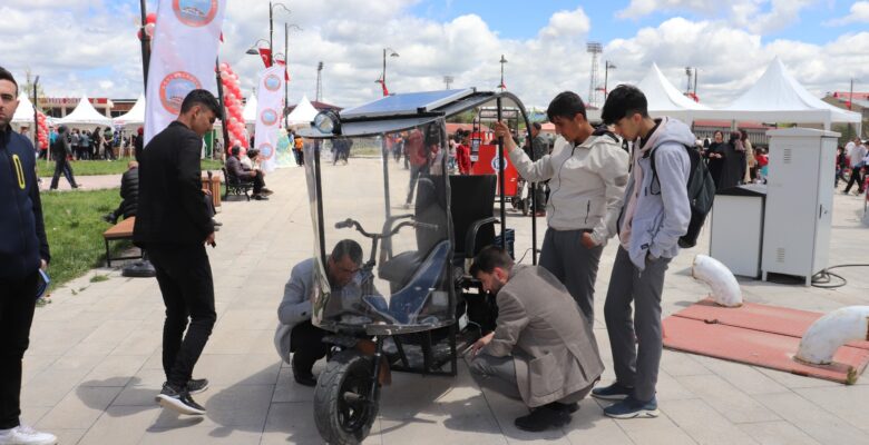 Ağrılı öğrenciler hurda malzemelerden elektrikli otomobil yaptı