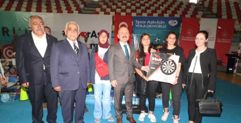 Özel Gereksinimli Öğrencilere Spor Malzemesi Dağıtıldı