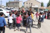 Ağrılı çocuklardan Yunus Polis Timine sevgi seli