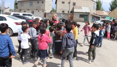 Ağrılı çocuklardan Yunus Polis Timine sevgi seli