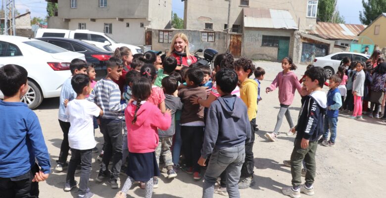 Ağrılı çocuklardan Yunus Polis Timine sevgi seli