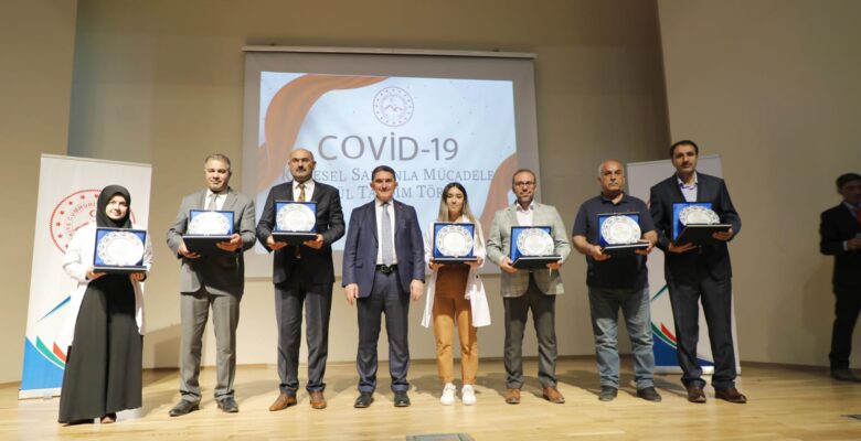 Covid-19 İle Mücadelede Ön Safta Görev Yürüten Kamu Çalışanları Ödüllendirildi