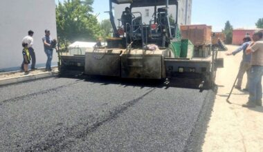 Ağrı Belediyesi asfalt serim çalışmalarını sürdürüyor