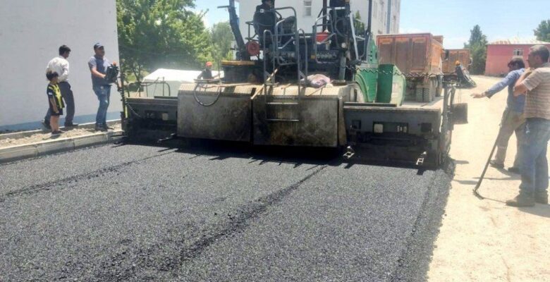 Ağrı Belediyesi asfalt serim çalışmalarını sürdürüyor
