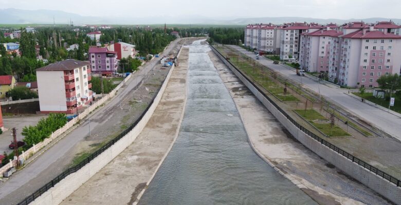 Taşlıçay Deresi çevresinde çalışmalar devam ediyor