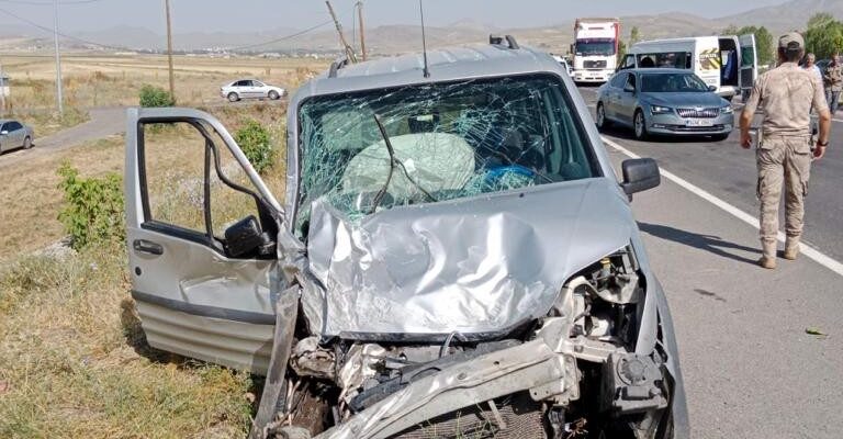 Ağrı’da meydana gelen trafik kazasında 12 kişi yaralandı