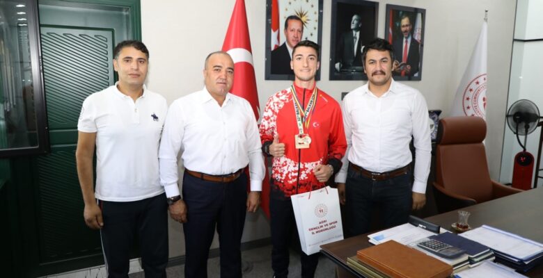 Balkan şampiyonu Ali Demir il müdürünü ziyaret etti