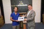 Çelebi, YKS sınavında başarılı olan Ağrılı öğrencilere tablet hediye etti