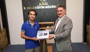 Çelebi, YKS sınavında başarılı olan Ağrılı öğrencilere tablet hediye etti