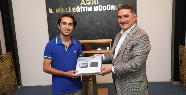 Çelebi, YKS sınavında başarılı olan Ağrılı öğrencilere tablet hediye etti