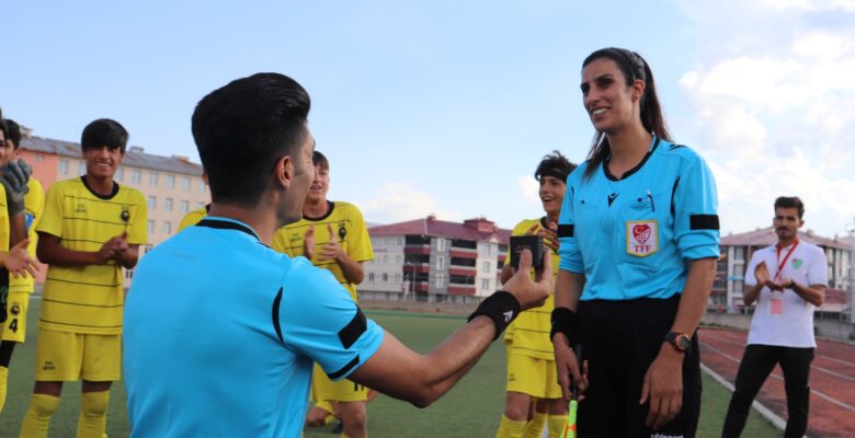 Ağrı’da hakemin evlilik teklifi final maçına damga vurdu