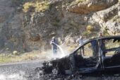 Ağrı’da seyir halindeyken yanan otomobil, küle döndü
