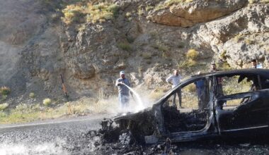 Ağrı’da seyir halindeyken yanan otomobil, küle döndü