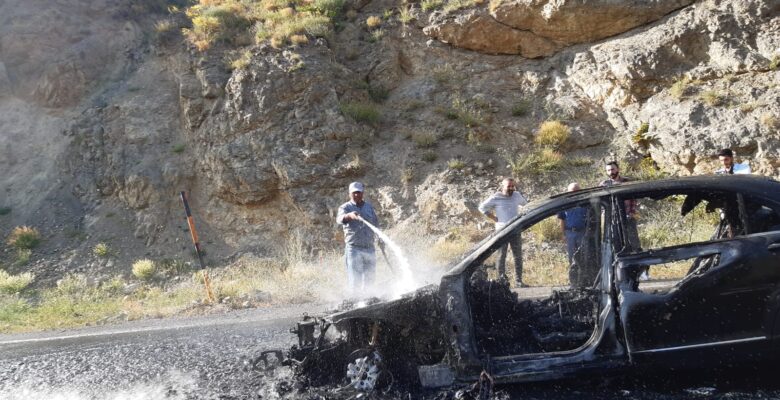 Ağrı’da seyir halindeyken yanan otomobil, küle döndü