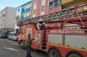 Çatıya kümelenen arıları itfaiye indirdi