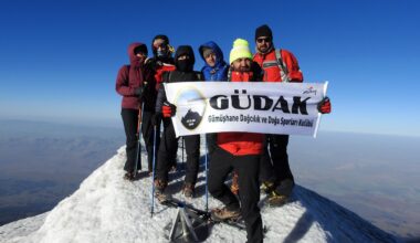 Gümüşhaneli dağcılar 10. kez Türkiye’nin çatısına çıktı