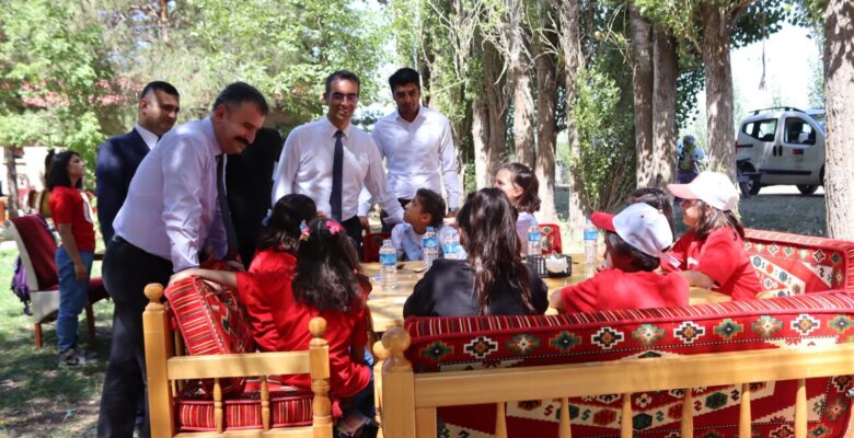 Ağrı’da minik eller, yetişkin gençler ve engelsiz yürekler zafer pikniğinde buluştu