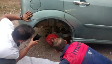 Ağrı’da otomobilin motor kısmına sıkışan kediyi itfaiye kurtardı