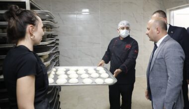Vali Varol, okulda kurulan ekmek fırınını ziyaret etti