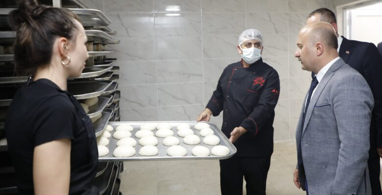 Vali Varol, okulda kurulan ekmek fırınını ziyaret etti