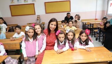 Ağrı’da beşiz kız kardeşler okullu olmanın heyecanını yaşadı