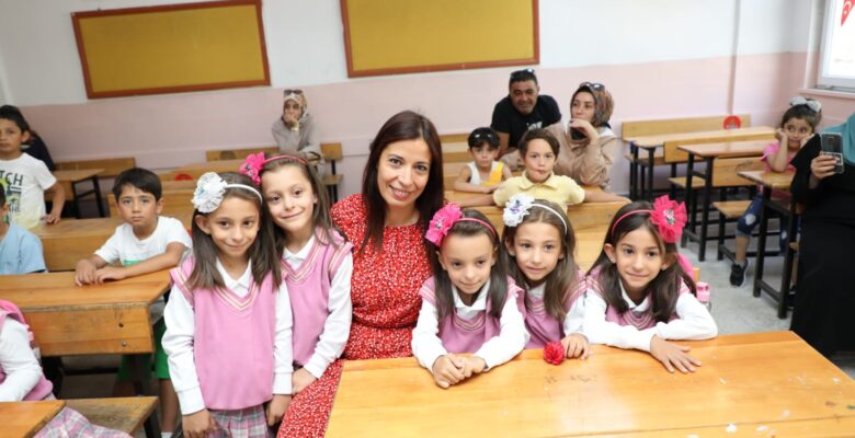 Ağrı’da beşiz kız kardeşler okullu olmanın heyecanını yaşadı