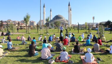 Çocuklar Millet Bahçesi’nde namaz kıldı