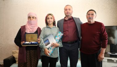 Ev ev gezip aileleri ikna ederek çocukları okula kazandırıyorlar