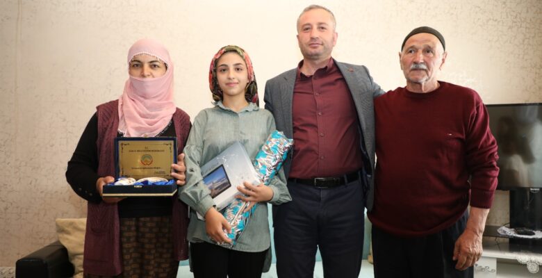 Ev ev gezip aileleri ikna ederek çocukları okula kazandırıyorlar
